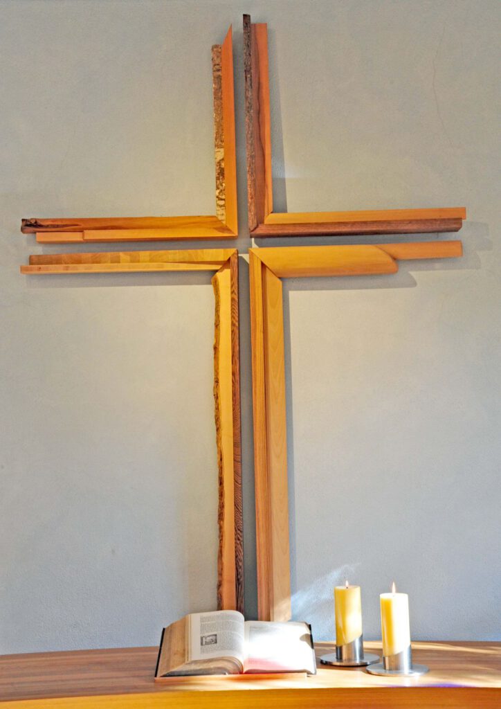 Kreuz an der Wand - Gottesdienstraum Würzburg