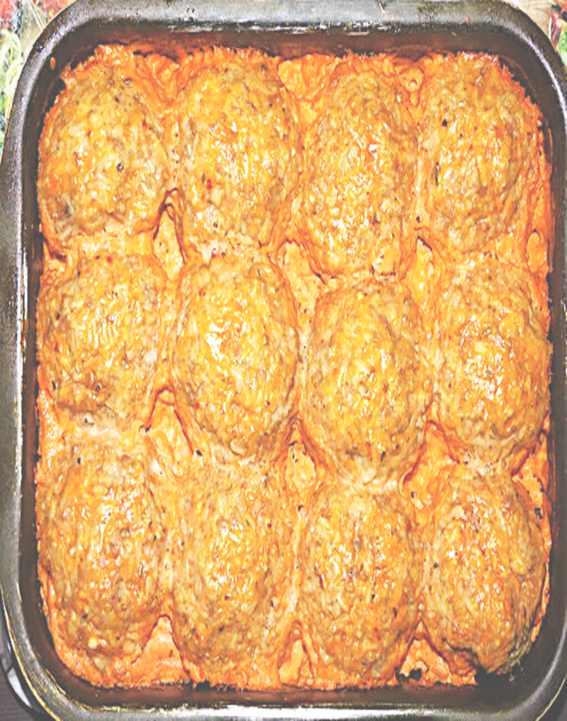 ein Abendessen in einer großen Auflaufform, mit Käse überbackn